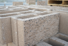 Como armazenar blocos de concreto no canteiro sem comprometer o desempenho? Veja as orientações técnicas e práticas recomendadas por Valderci Malagosini Machado.