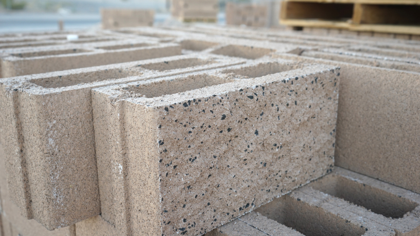 Como armazenar blocos de concreto no canteiro sem comprometer o desempenho? Veja as orientações técnicas e práticas recomendadas por Valderci Malagosini Machado.