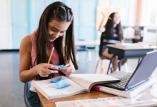 Sérgio Bento De Araújo analisa o uso da tecnologia nas escolas brasileiras, o que os dados mostram sobre o acesso digital e os caminhos para transformar recursos em aprendizado real.