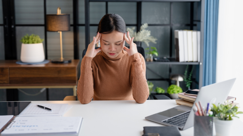 Na análise de Alexandre Costa Pedrosa, a fadiga mental compromete a racionalidade das escolhas ao reduzir a capacidade crítica, aumentar impulsividade e enfraquecer a tomada de decisão.