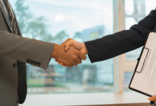 A negociação exige posicionamento firme para proteger valor sem comprometer relações estratégicas. Alfredo Moreira Filho destaca o equilíbrio entre resultado e relacionamento.