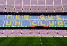 Estádio Camp Nou com o slogan “Més que un club” visível nas arquibancadas.