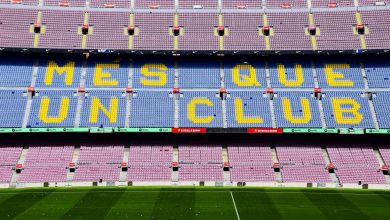 Estádio Camp Nou com o slogan “Més que un club” visível nas arquibancadas.