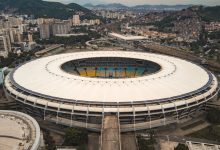 Vista aérea noturna do estádio do Maracanã, no Rio de Janeiro, com o campo iluminado e as arquibancadas em destaque