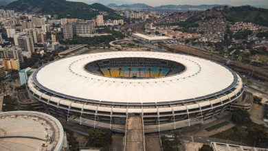 Vista aérea noturna do estádio do Maracanã, no Rio de Janeiro, com o campo iluminado e as arquibancadas em destaque