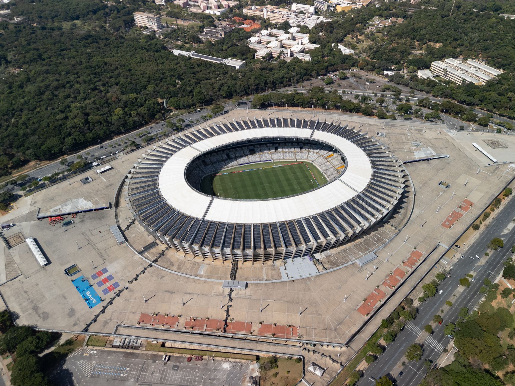 Vista aérea do estádio Mineirão, em Belo Horizonte, com o campo de futebol e as arquibancadas.