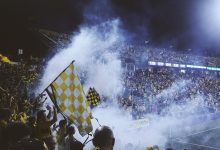Torcida reunida nas arquibancadas de um estádio de futebol durante uma partida