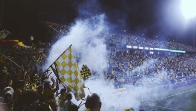 Torcida reunida nas arquibancadas de um estádio de futebol durante uma partida